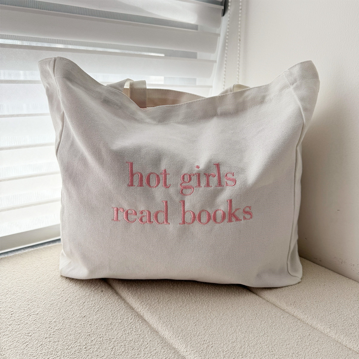 Hot Girls Read Books Letters E - огляд і ціна Women Bags Ck